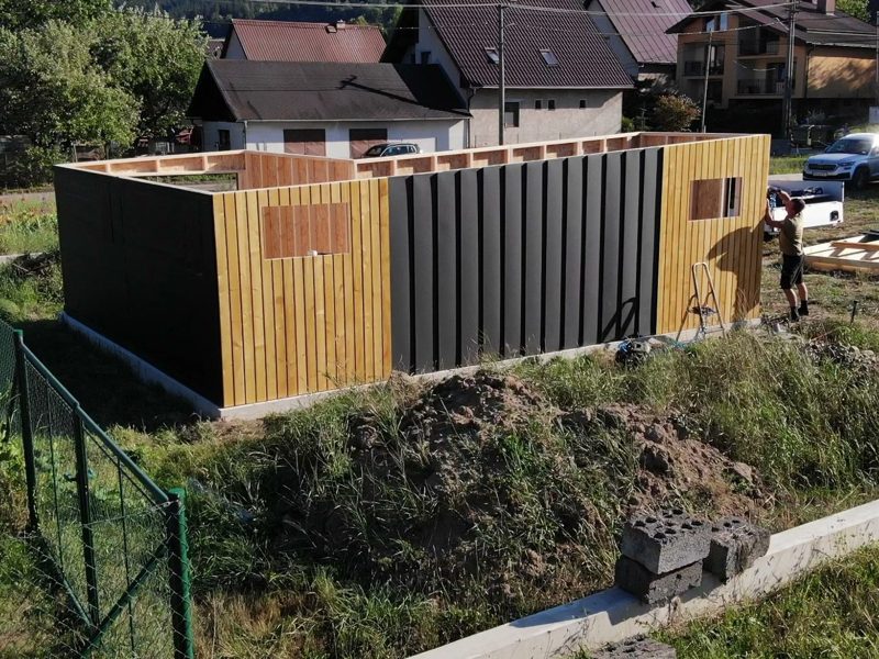 Na fóliu idú čierne dosky a na ne zvislý smrekový obklad