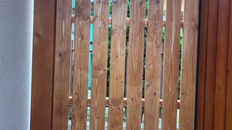 Detail lamelovej steny terasy