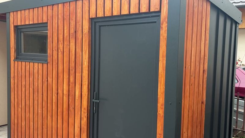 Detail antracitových dverí a výklopného okna